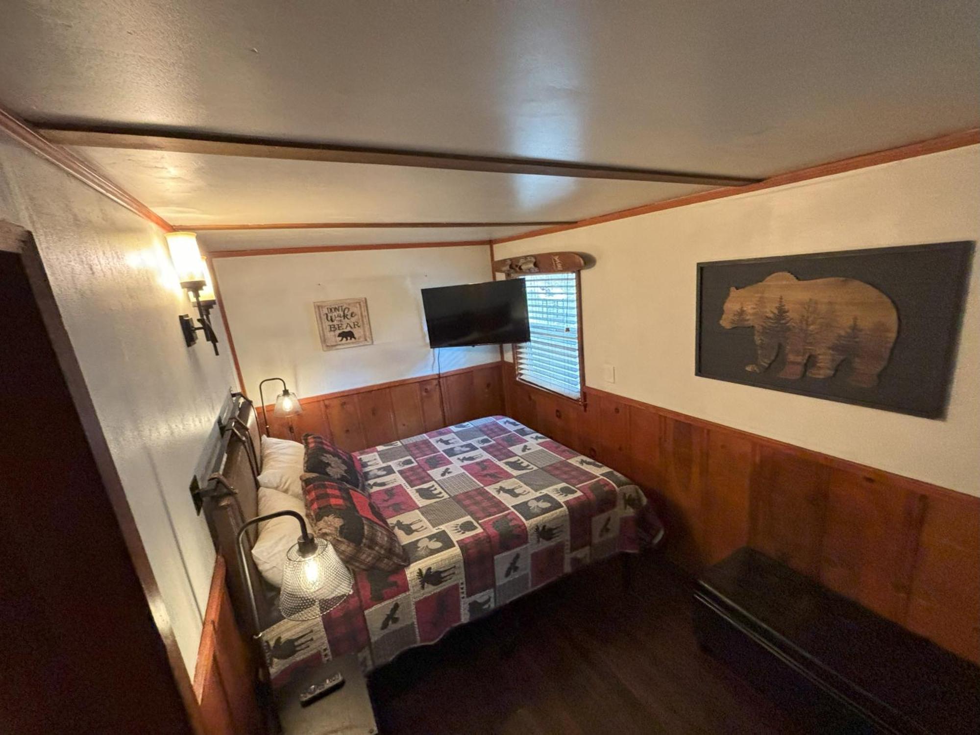 Snow Bunny Lodge - Perfect Big Bear Getaway! Deck With A New Hot Tub And Charcoal Barbecue! บิ๊กแบร์เลค ภายนอก รูปภาพ