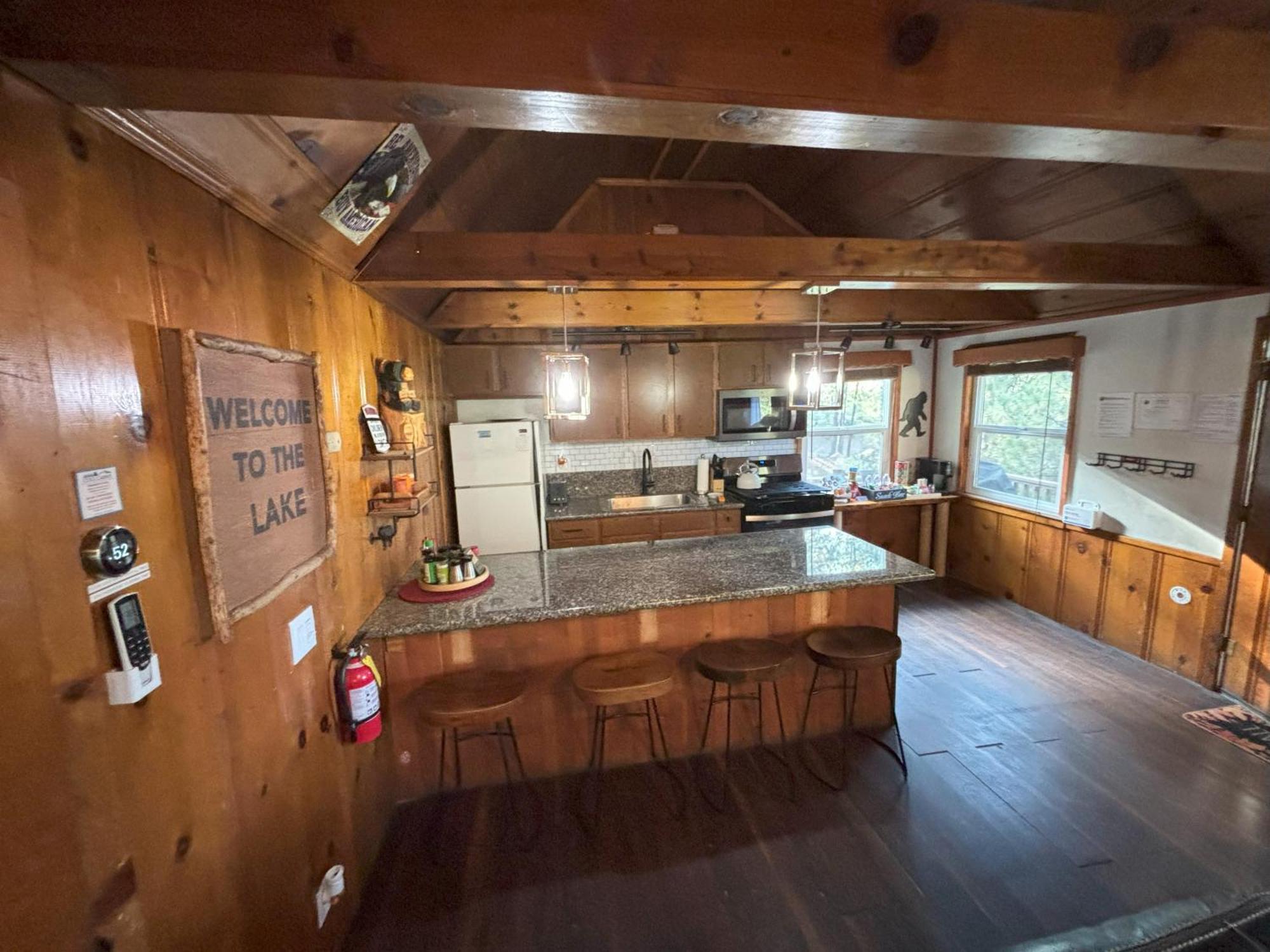 Snow Bunny Lodge - Perfect Big Bear Getaway! Deck With A New Hot Tub And Charcoal Barbecue! บิ๊กแบร์เลค ภายนอก รูปภาพ
