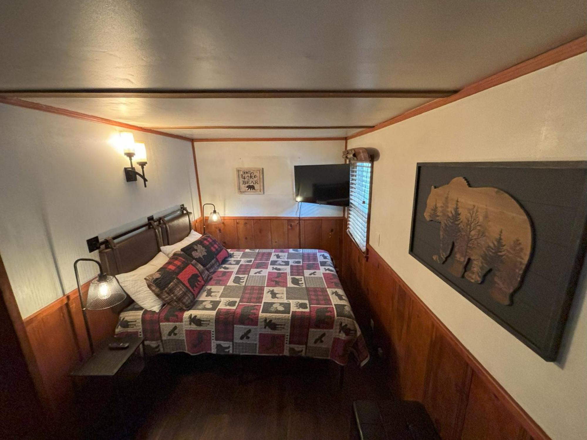 Snow Bunny Lodge - Perfect Big Bear Getaway! Deck With A New Hot Tub And Charcoal Barbecue! บิ๊กแบร์เลค ภายนอก รูปภาพ
